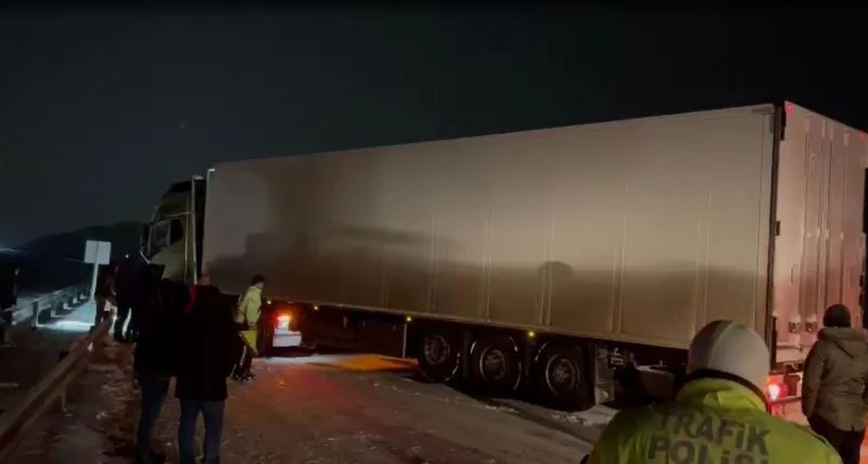 Ardahan’da kar yağışı nedeniyle kayan tır yolu kapattı
