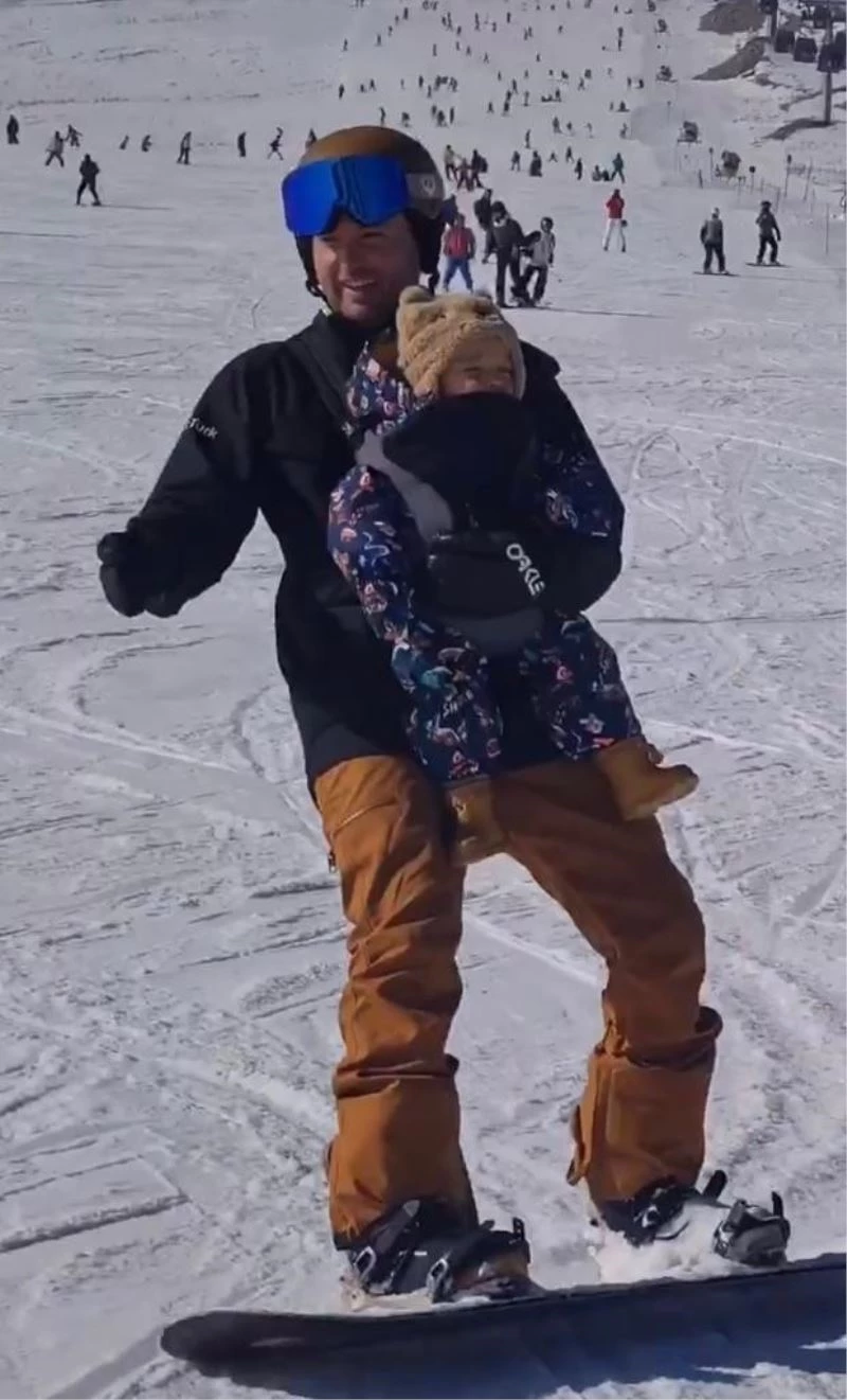 Kayak yapan Kuzey bebeğin hayret dolu bakışları
