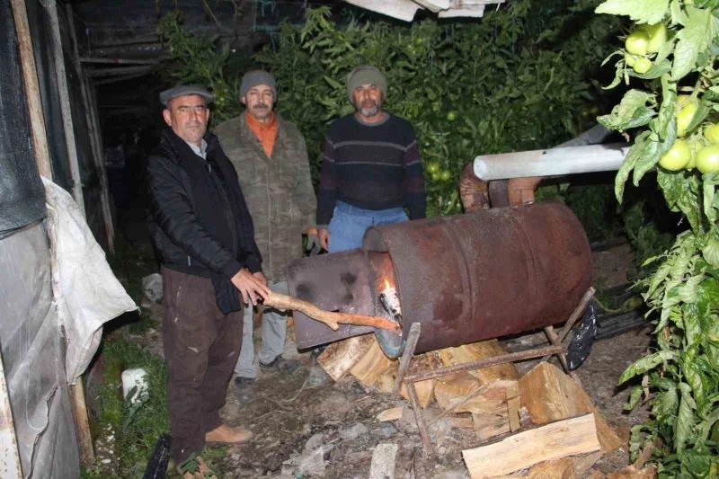 Türkiye ‘buz’ kesti, Antalyalı çiftçi don nöbetine başladı

