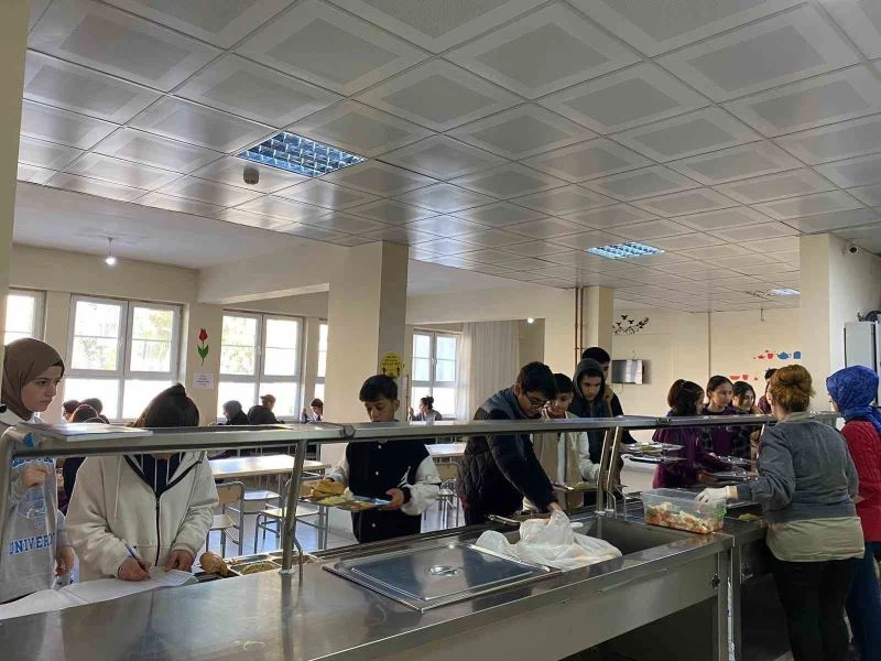 Silopi’de 10 bin 200 öğrenciye ücretsiz yemek verildi
