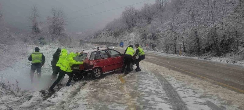 Kar yağışı sebebiyle şarampole kayan aracı, jandarma ve polis ekipleri iterek kurtardı
