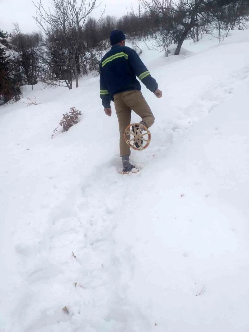 Kastamonu’da 15 gündür kardan dolayı yolu kapalı olan köylüler, ayaklarına giydikleri gigile ile ilaçlarını alabiliyor
