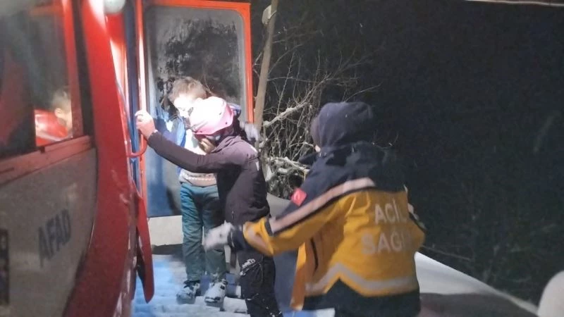 Ateşlenen çocuk AFAD ekiplerince omuzlarda taşınarak hastaneye ulaştırıldı
