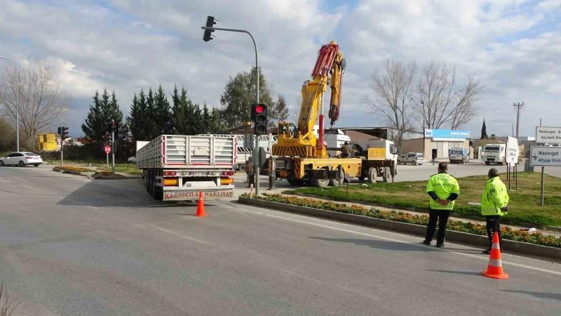Tırın dorsesi çekiciden ayrıldı, facianın eşiğinden dönüldü
