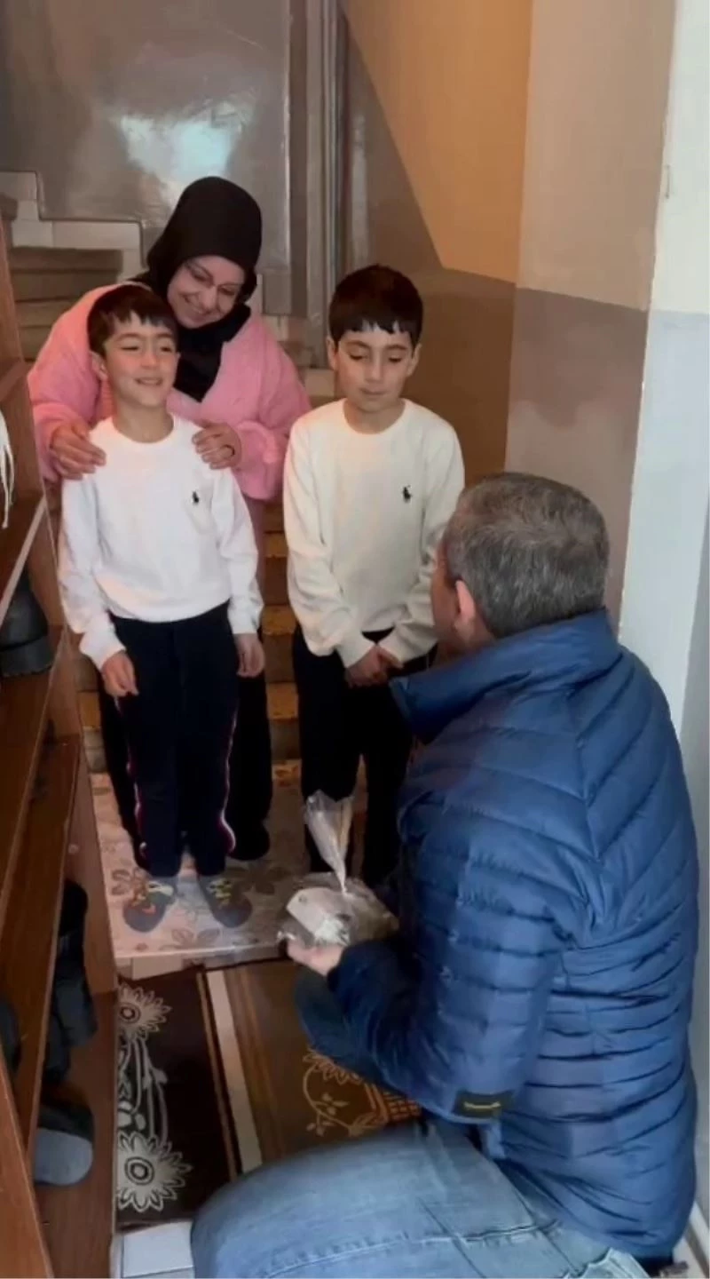 Sultangazi’de 2 kardeş kumbaralarını bozup depremzedelere gönderdi
