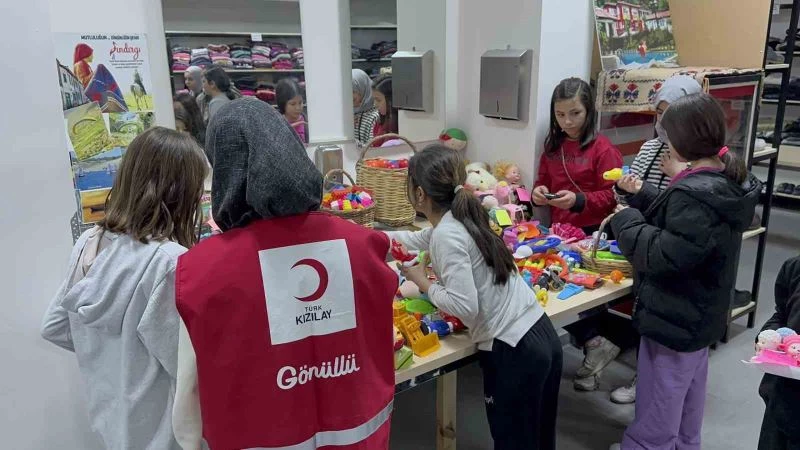 Sındırgılı öğrenciler depremzede çocuklara oyuncaklarını gönderdi
