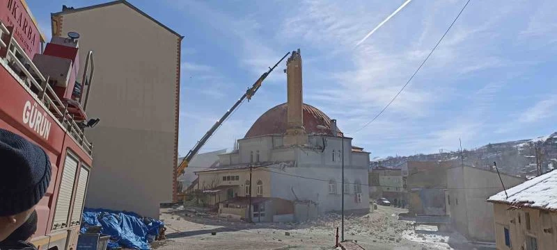 Depremde hasar gören minareler yıkılıyor
