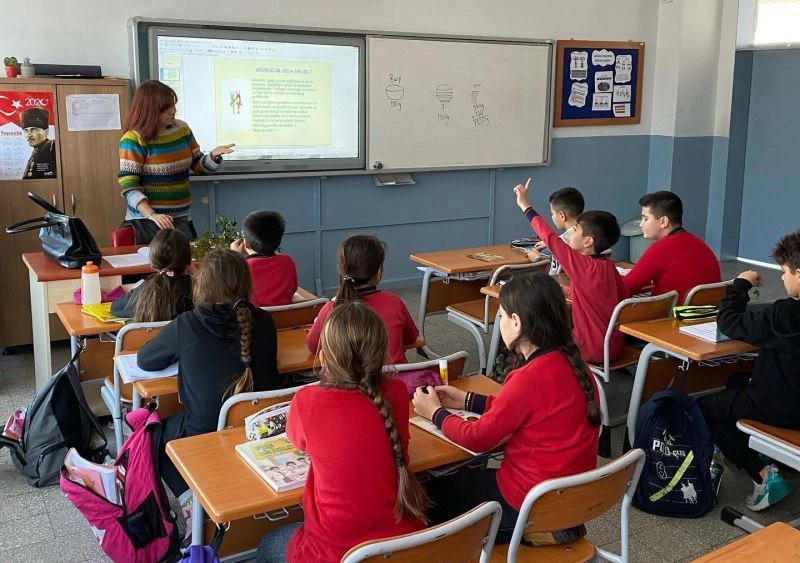 Çeşme’de 464 depremzede öğrencinin okullara kaydı yapıldı
