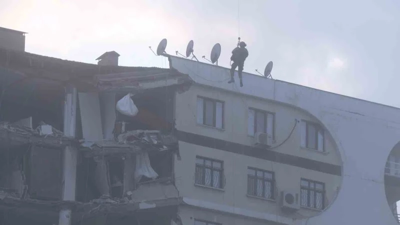 Enkazdaki kedi için helikopter kaldırıldı
