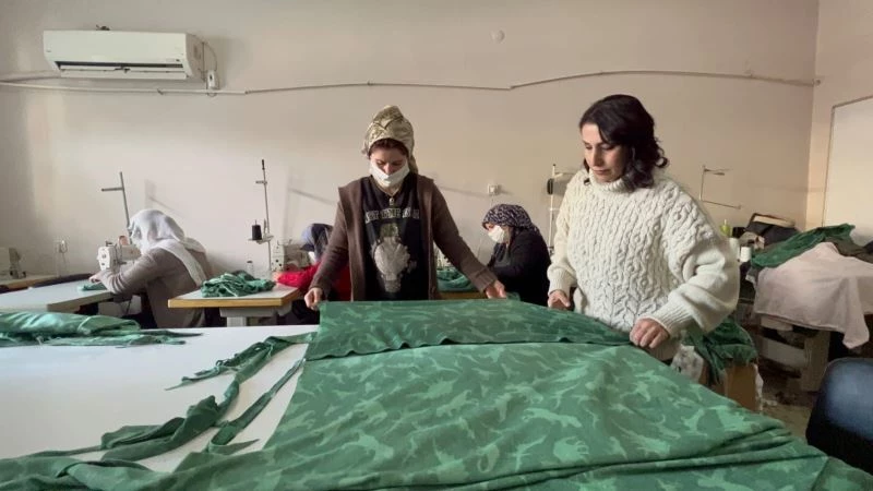 Silopi’de kadınlar depremzedeler için kıyafet dikiyor
