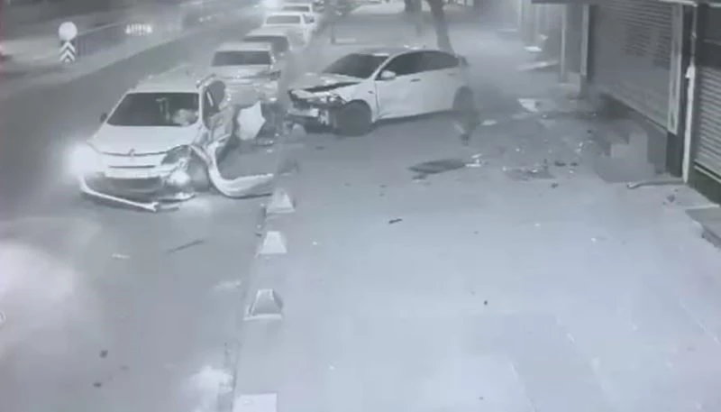 Sultangazi’de çarptığı aracı kaldırıma fırlatıp onun yerine park etti

