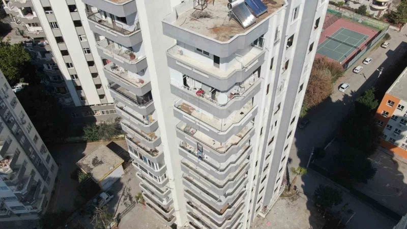 Yıkılacak binadaki eşyaları taşıyan hurdacıdan akılalmaz sözler
