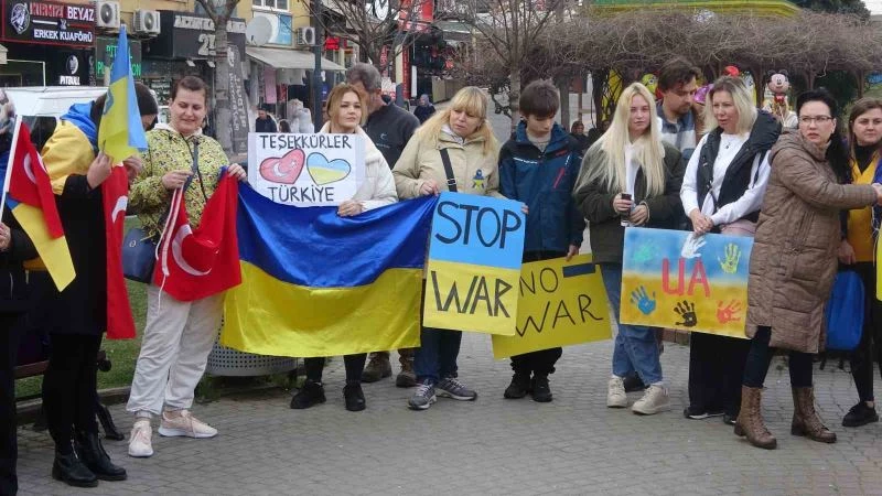 Hem kendi ülkeleri için hem de Türkiye için saygı duruşunda bulundular
