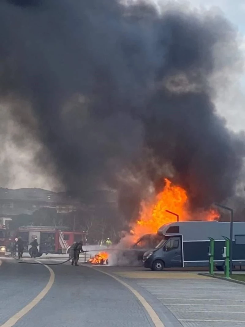 Park halindeki araçlar alev topuna döndü
