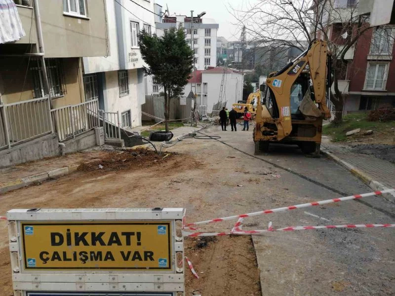 Pendik’te çökme meydana gelen yolda kazı çalışmaları devam ediyor
