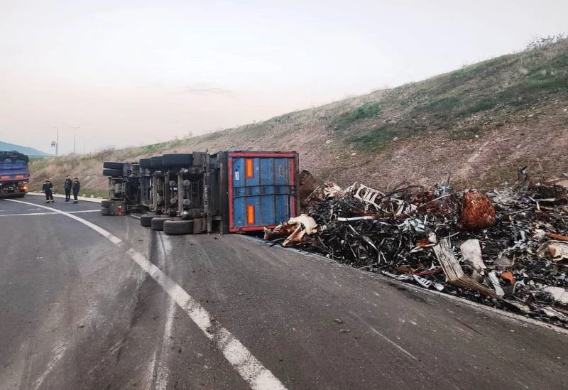 İzmir’de kontrolden çıkan hurda yüklü çekici devrildi
