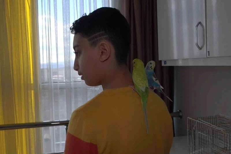 Enkazdan annesiyle kurtarılan çocuk, kuşlarını ölüme terk etmedi: 