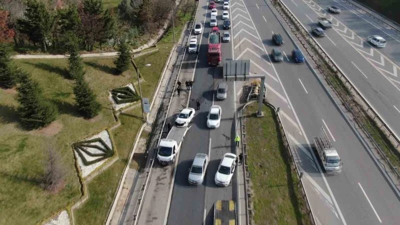 Ataşehir’de yol ayrımını kaçıran sürücü kazaya neden oldu: 1 yaralı
