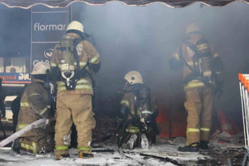 İzmir’de kozmetik mağazası deposunda yangın: Mahsur kalanlar var
