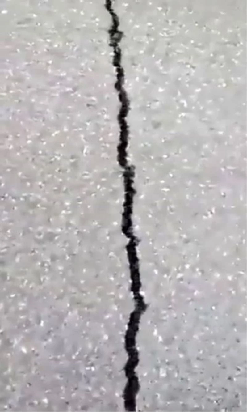 Hatay’da deprem anında asfaltın açılıp kapandığı görüntüler ortaya çıktı
