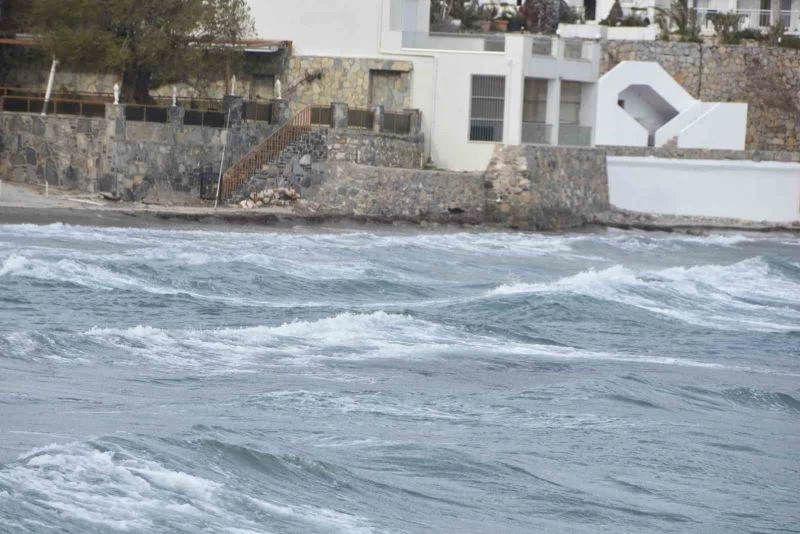 Feribot seferlerine fırtına engeli
