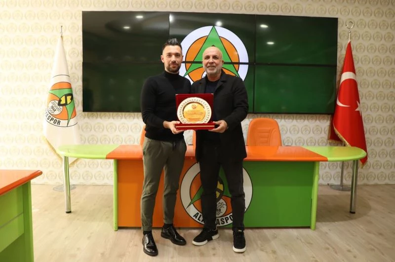 Alanyaspor, Teknik Direktör Farioli ile yolların ayrıldığını açıkladı
