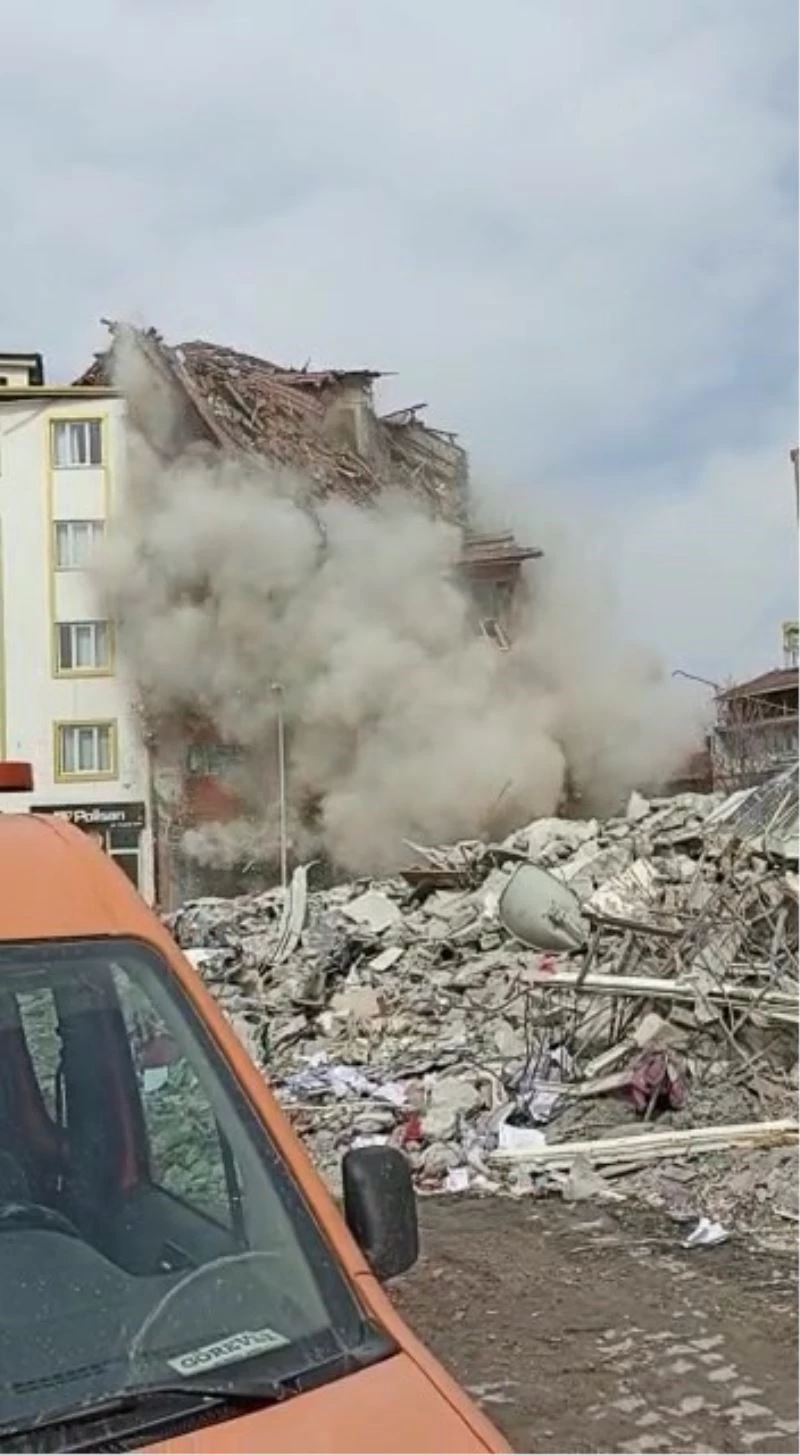 Malatya’da meydana gelen depremde binaların yıkılma anı cep telefonuna yansıdı
