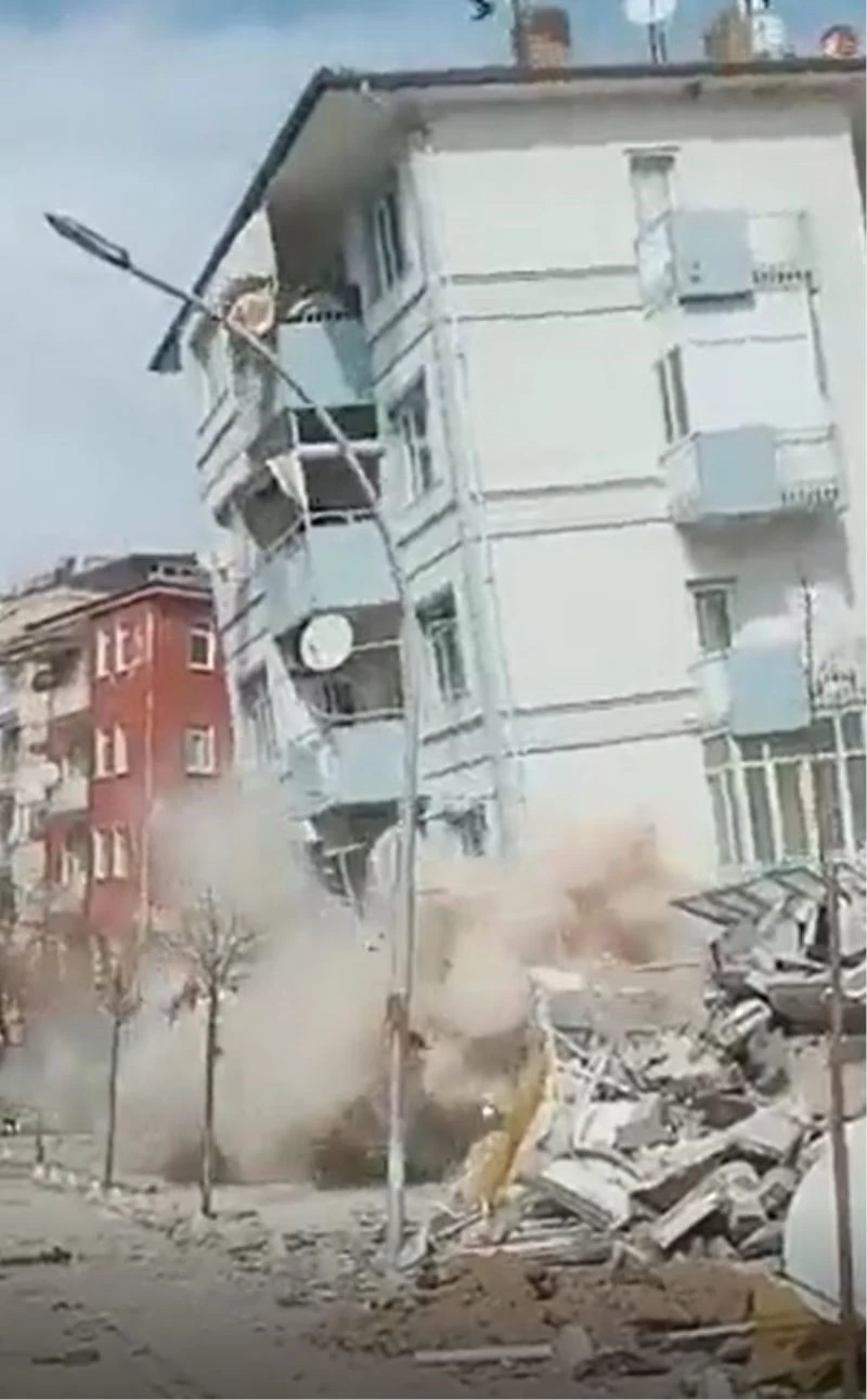 5.6’lık depremde binaların yıkılma anı kameraya yansıdı
