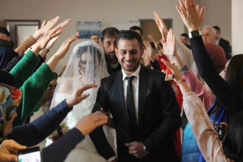 Deprem öncesi nikah tarihi alan çiftin nikahı kaldıkları yurtta kıyıldı
