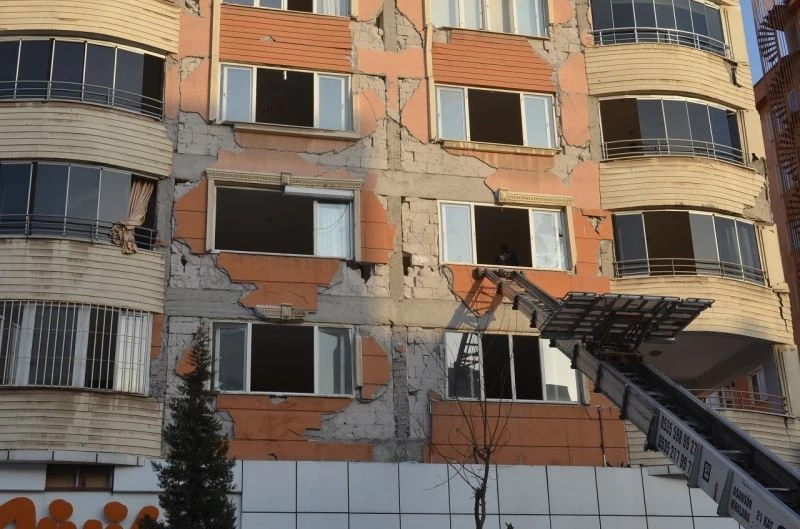 Malatya depremi de ders olmadı, hasar gören binalardan eşyalar halen tahliye ediliyor
