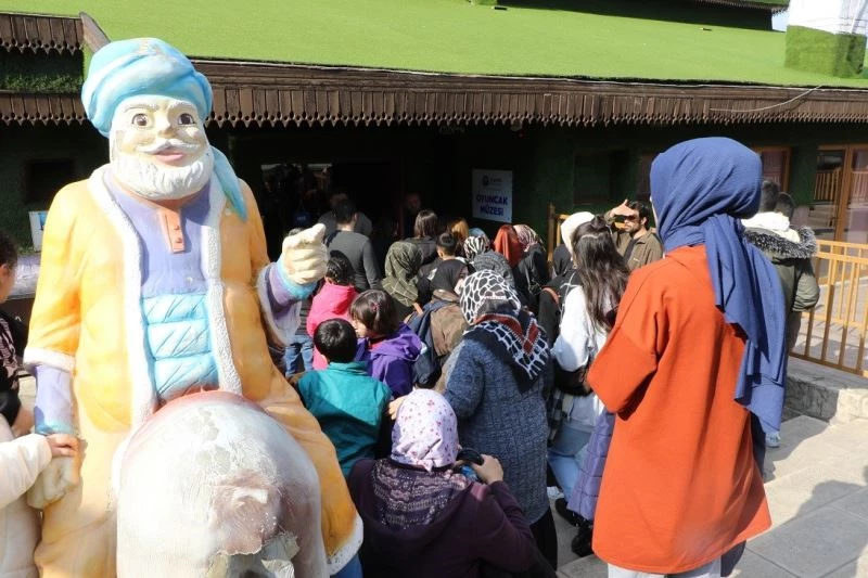 Depremzedeler müzeleri gezdi
