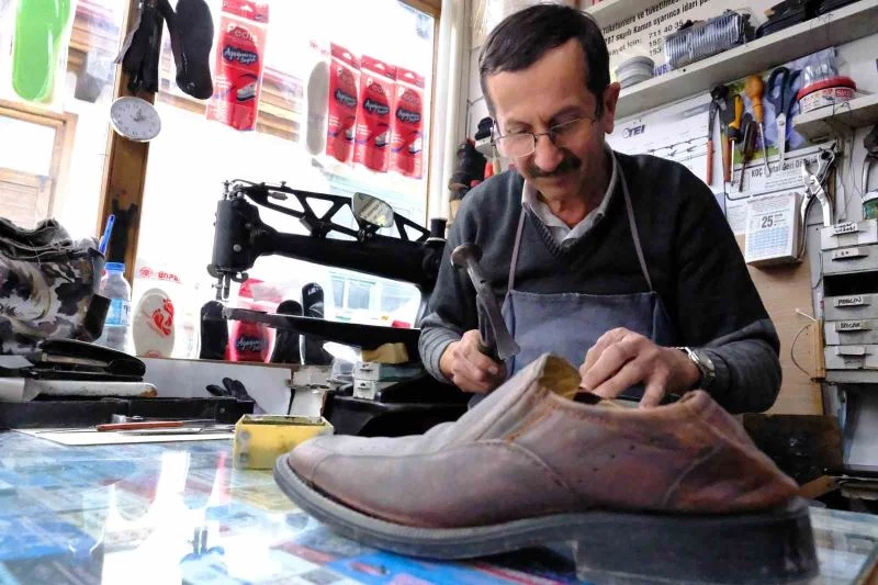 40 yıllık ayakkabı ustası mesleğini ilk günkü heyecanla devam ettiriyor
