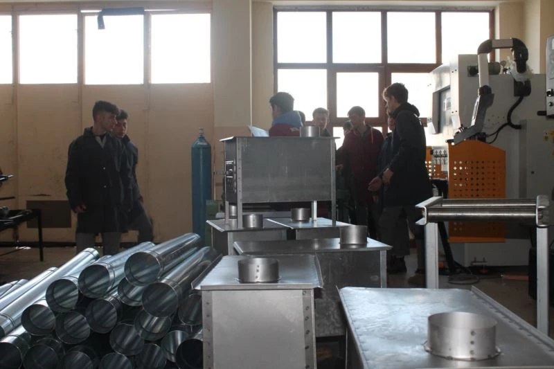 Depremzedeler üşümesin diye liseli gençler soba üretmeye devam ediyor
