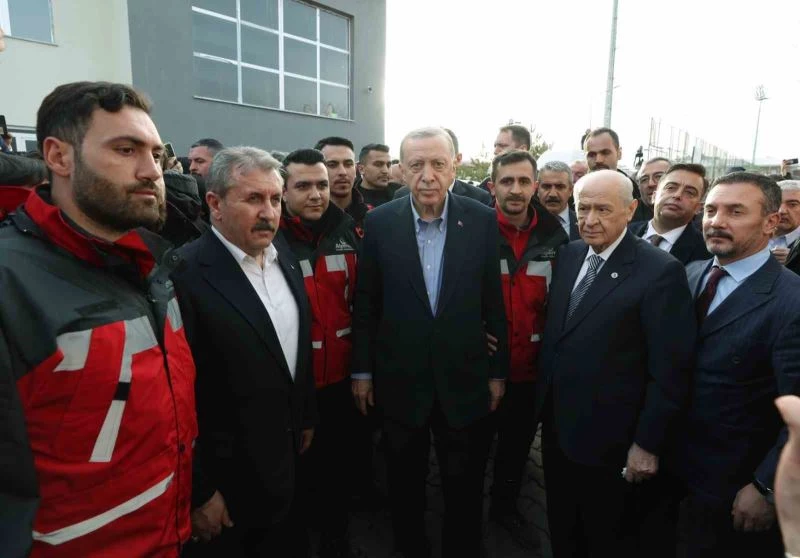 Cumhurbaşkanı Erdoğan, Bahçeli ve Destici deprem bölgesinde Alperen Ocakları Arama Kurtarma ekibi ile görüştü
