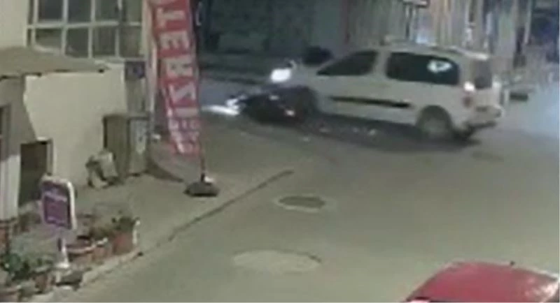 Araçla çarpışan motosiklet sürücüsü metrelerce fırladı
