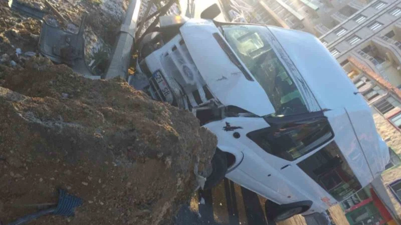 Buzlu yolda kontrolden çıkan minibüs aydınlatma direğine çarparak durdu: 4 yaralı
