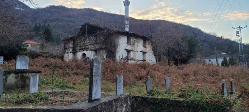 600 yıllık tarihi cami ve mezarlar, defineciler tarafından talan edildi
