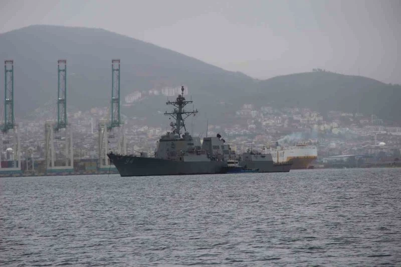 155 metre uzunluğundaki ABD savaş gemisi İzmit Körfezi’ne demir attı
