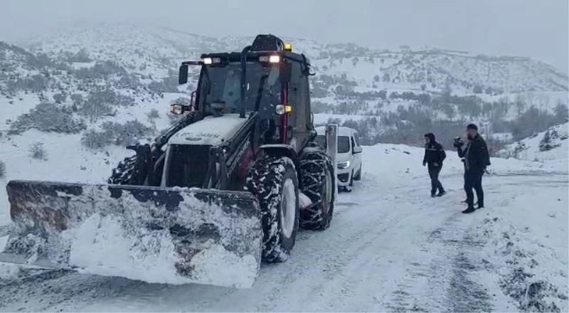 Kar yağışından dolayı yolda kalan bir grup vatandaş kurtarıldı
