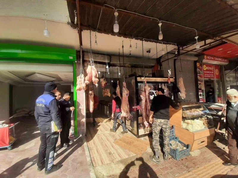 Hatay’da açık alanda et satan işyerine 20 bin TL para cezası kesildi