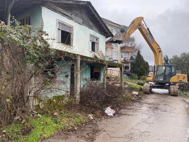 Riskli yapılardan arındırılan Gölcük’te yıkılan bina sayısı 175’e ulaştı
