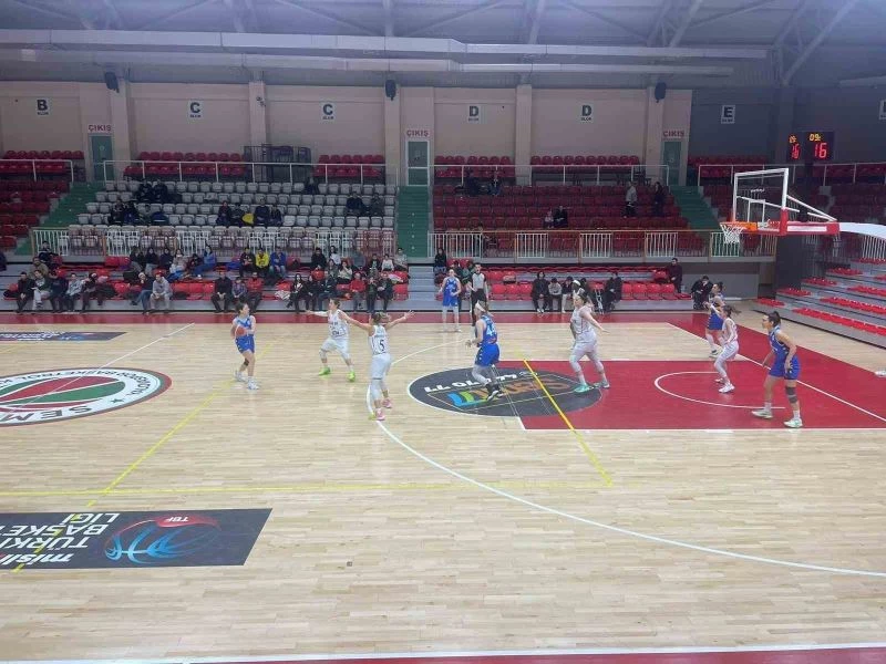 İzmit Belediyespor, Yalova’yı devirip seriyi 12 maça çıkardı
