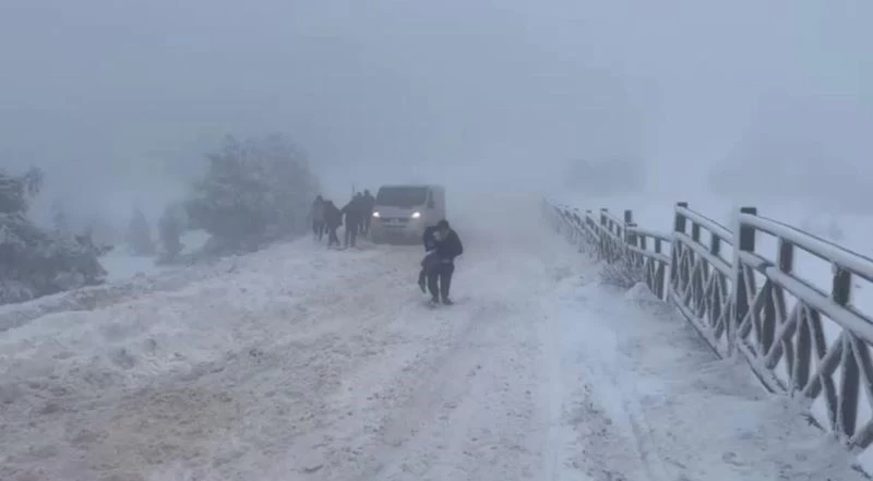 Spil’de mahsur kalanlar itfaiye ekipleri tarafından kurtarıldı
