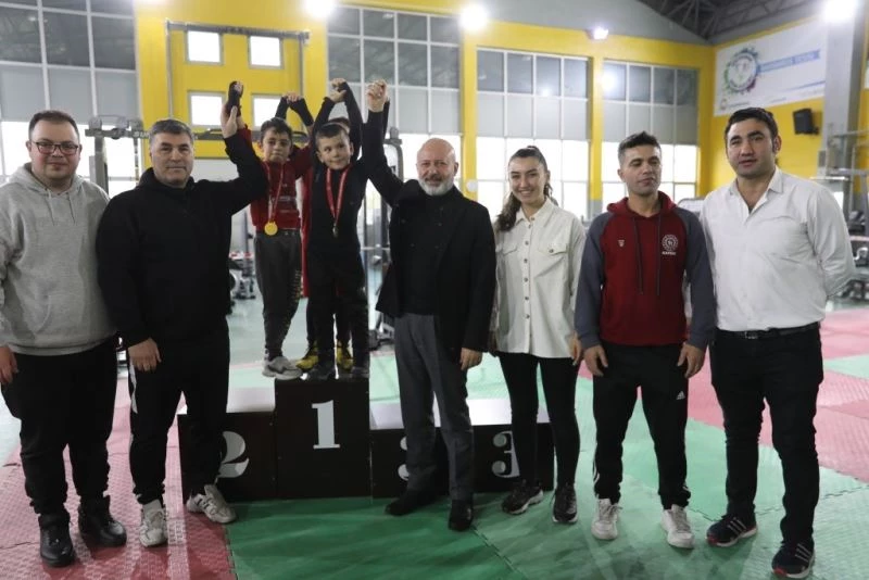 Başkan Çolakbayrakdar; “Şampiyon sporcular yetiştiriyoruz”
