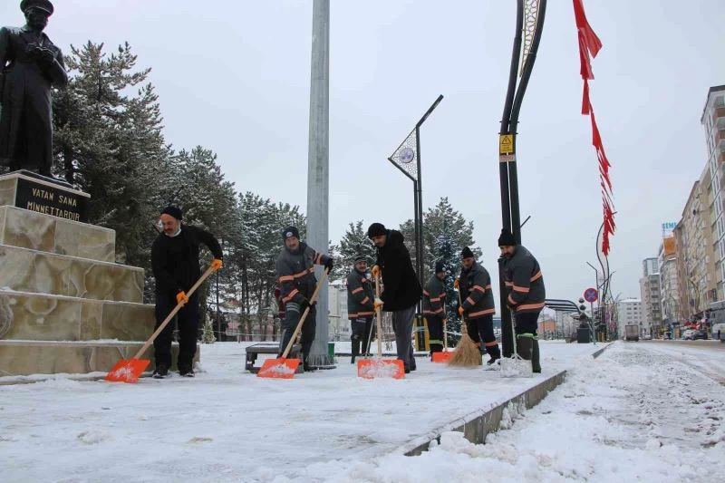 Elazığ’da cadde ve kaldırımlar kardan temizleniyor
