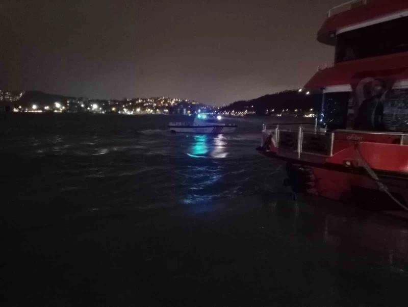 İstanbul’un Sarıyer ilçesinde selfie çekinen 4 arkadaştan biri sahil kenarında ayağının kayması sonucu denize düştü. Durumun bildirilmesi üzerine olay yerine gelen ekipler denize düşen genci arama çalışmalarına devam ediyor.
