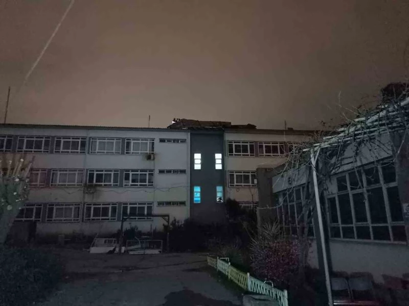 İzmir’de uçan çatı binaya çarptı, ev sahibi korku dolu anlar yaşadı
