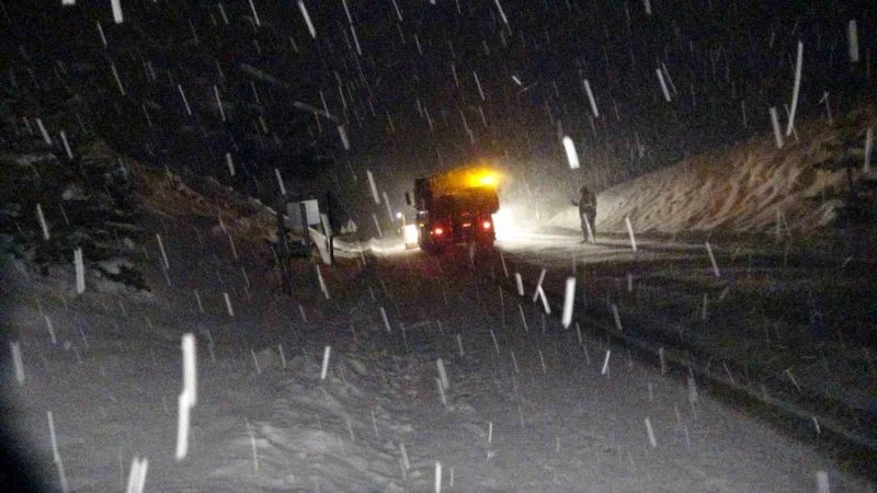 2000 rakımda eksi 10 derecede yoğun karla mücadele

