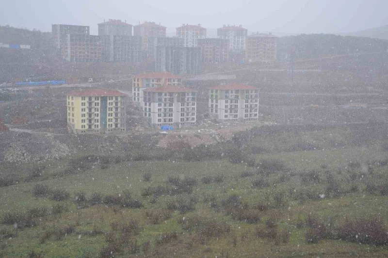 Balıkesir’de beklenen kar yağışı başladı
