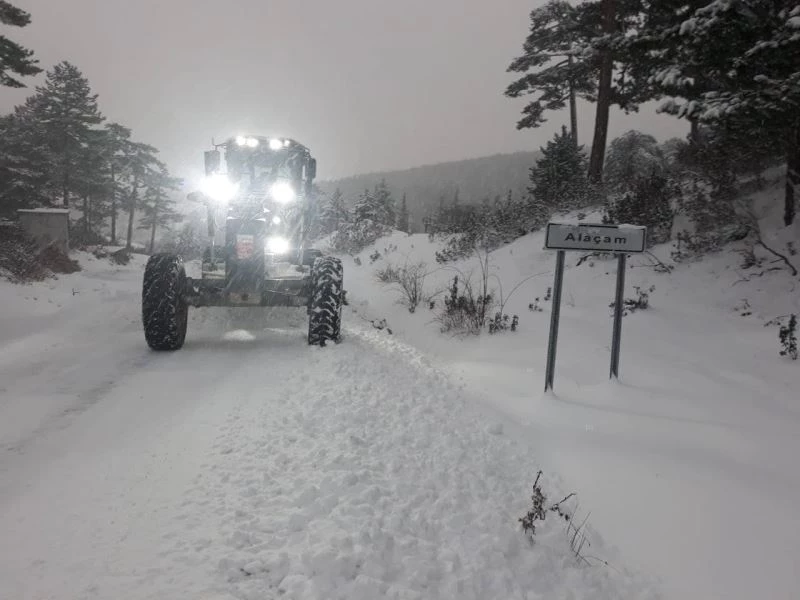 Dursunbey’de kar yağışı sonrası 38 mahallenin yolu ulaşıma kapandı
